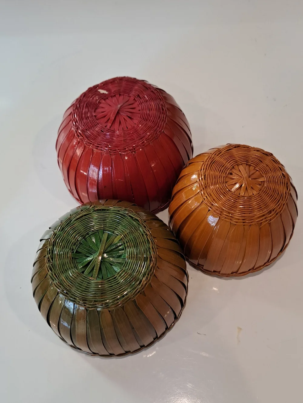 Vtg Shanghai Handcrafted 3 Piece Interconnected Wicker Fruit Basket Set